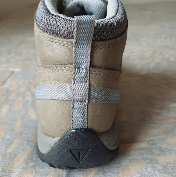 Keen Women's Mid hiking boots zise 7. - Picture 12 of 15